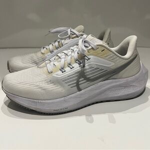 Nike Women's Air Zoom Pegasus 39 Low Top Sneakers White Size 6.5